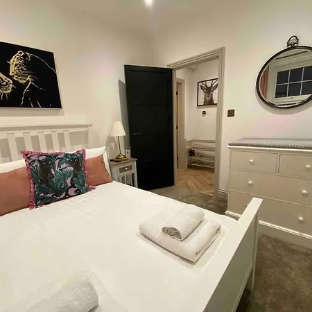 Cranford House 3 Bedroom Apartment *
